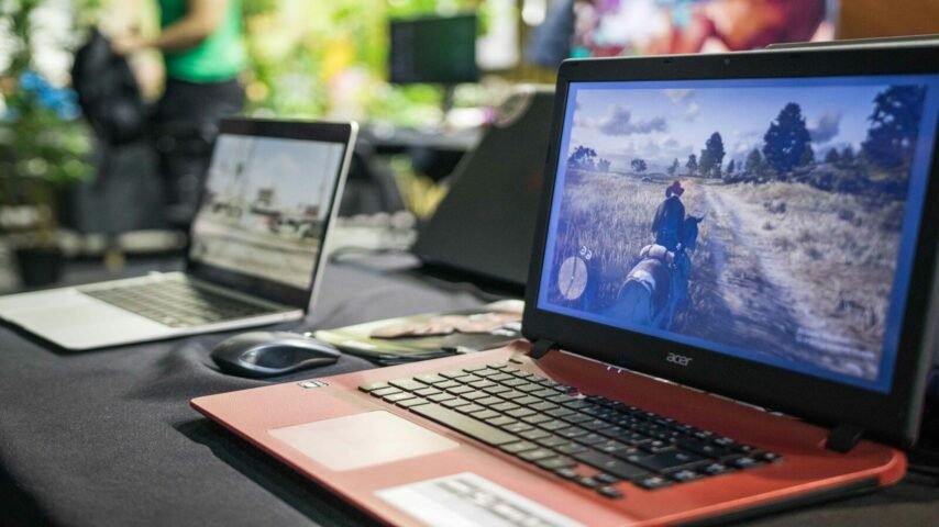 el costo oculto de equipos obsoletos, a couple of laptops sit on a table
