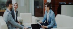 proceso de ventas B2B, Group of professionals having a productive business meeting in a modern office setting.