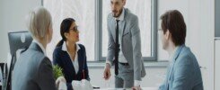 ventas B2B con múltiples decisores, Business professionals in a meeting around a table