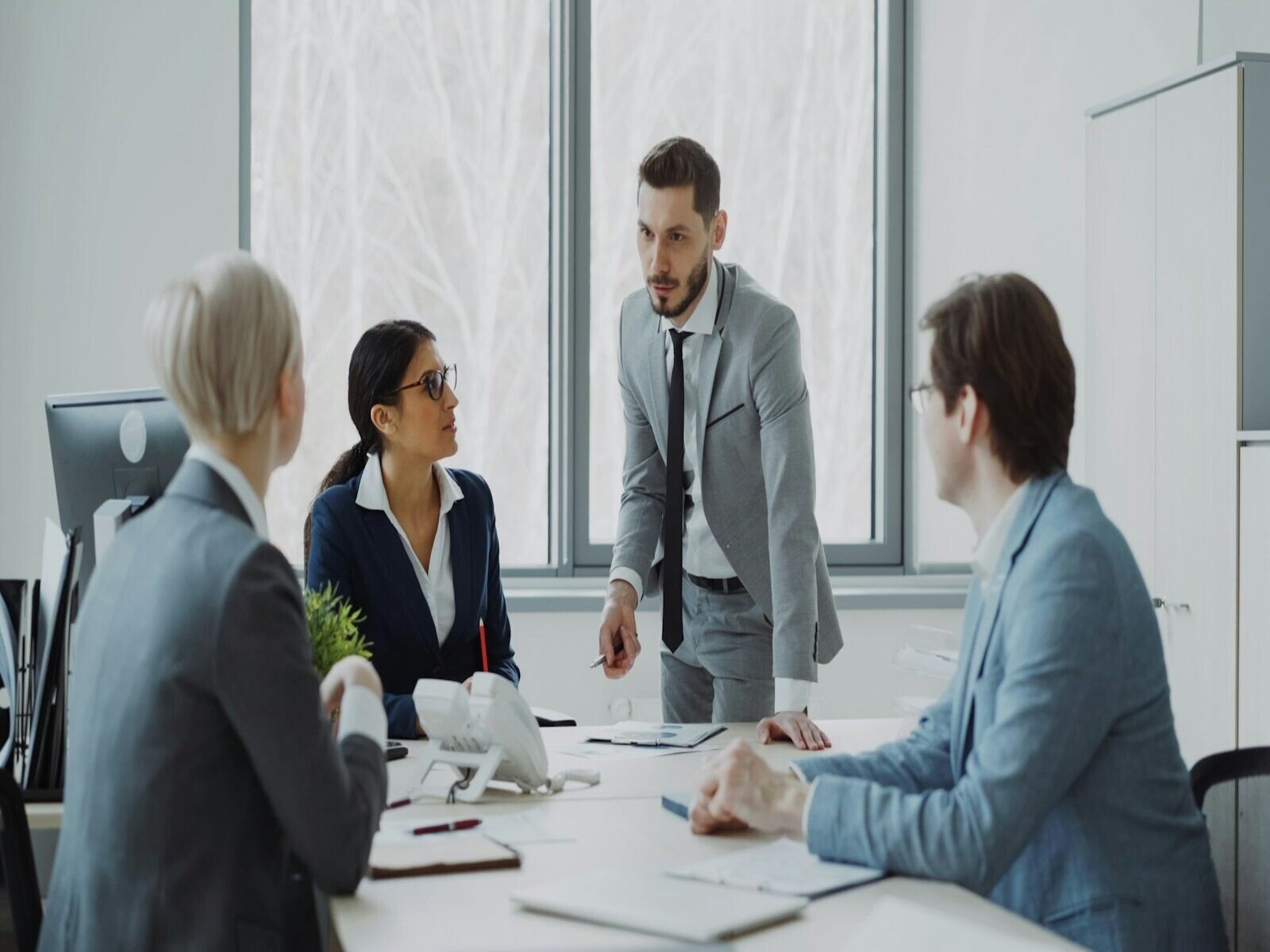 ventas B2B con múltiples decisores, Business professionals in a meeting around a table