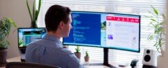 software empresarial, man in gray dress shirt sitting on chair in front of computer monitor