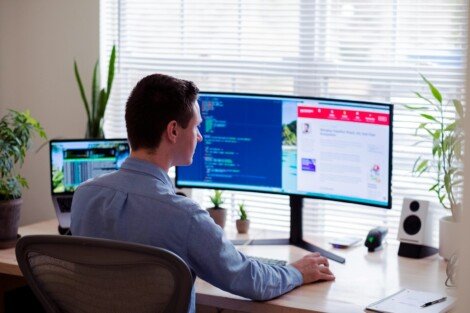 software empresarial, man in gray dress shirt sitting on chair in front of computer monitor