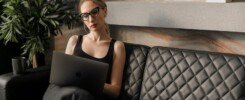 cuándo rechazar una oportunidad comercial, woman in black tank top wearing sunglasses sitting on black leather couch