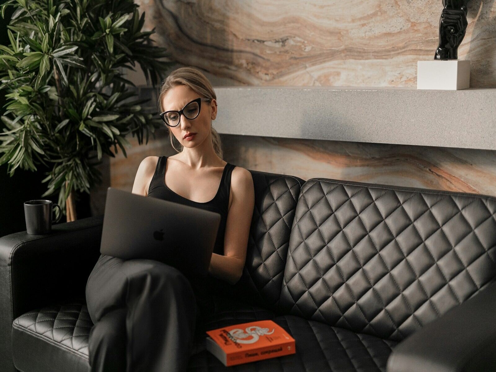 cuándo rechazar una oportunidad comercial, woman in black tank top wearing sunglasses sitting on black leather couch