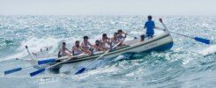 comunicación como ventaja, group of men riding boat