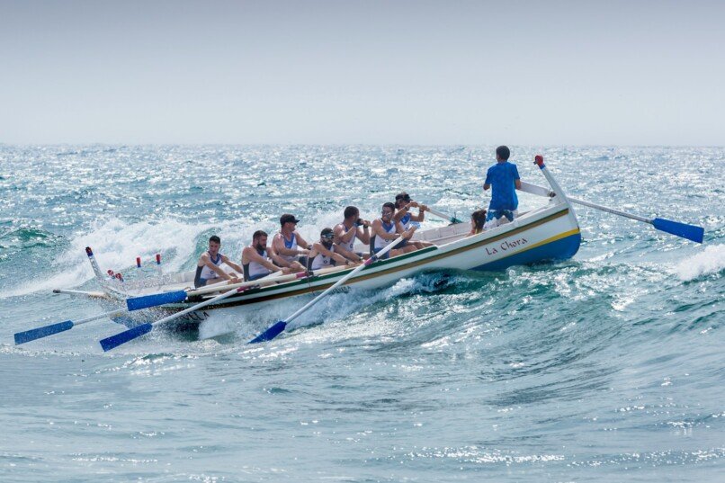 comunicación como ventaja, group of men riding boat