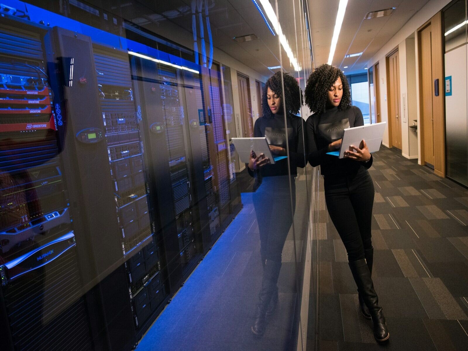 propuesta comercial de tecnología, woman in black top using Surface laptop