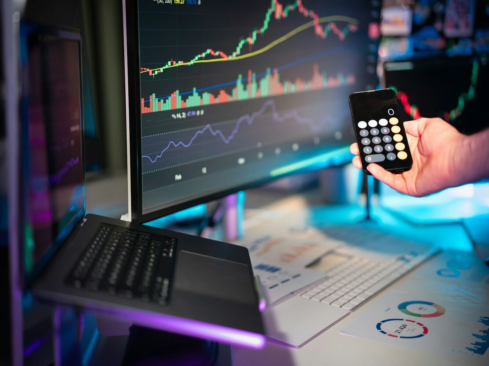 futuro del vendedor consultivo, A person holding a remote control in front of a computer