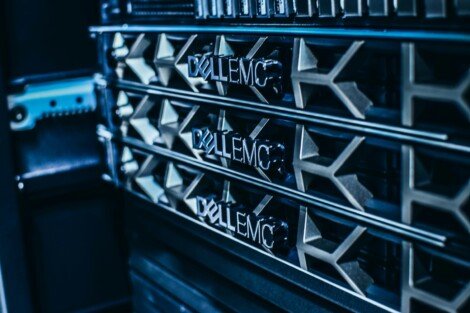 datacenter no está preparado, a close up of a server's nameplates on the side of a