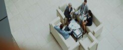 necesidades del cliente, Business people meeting in a modern office lobby