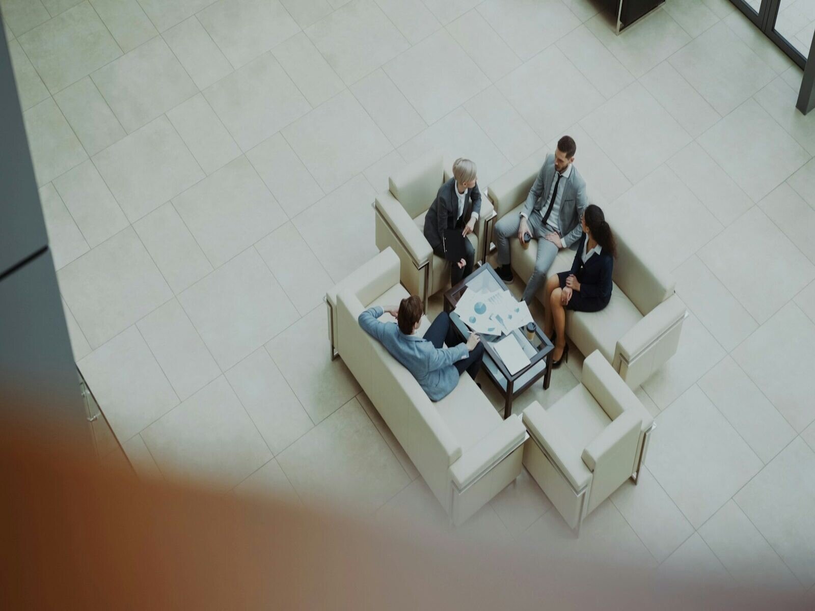 necesidades del cliente, Business people meeting in a modern office lobby