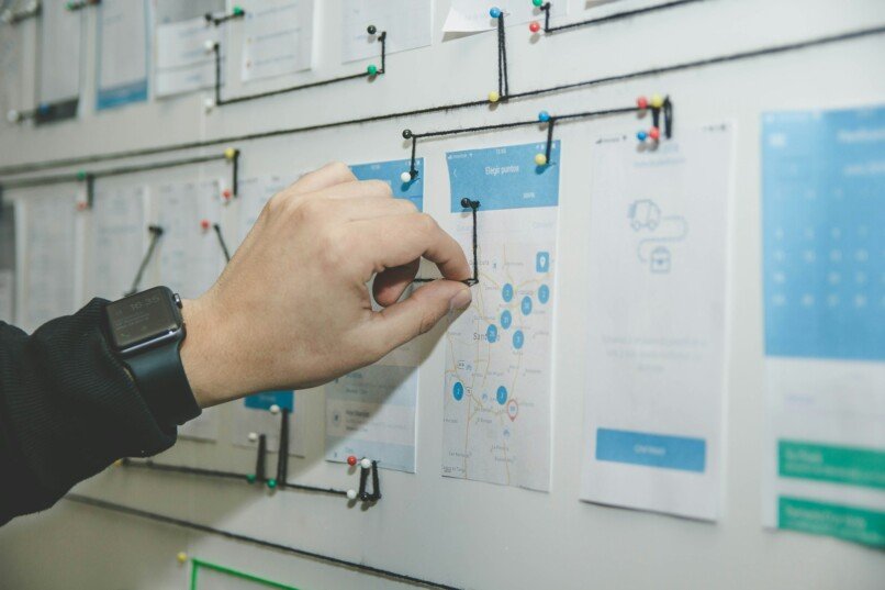 planeación estratégica colaborativa, person working on blue and white paper on board