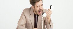 el cliente difícil, man holding telephone screaming