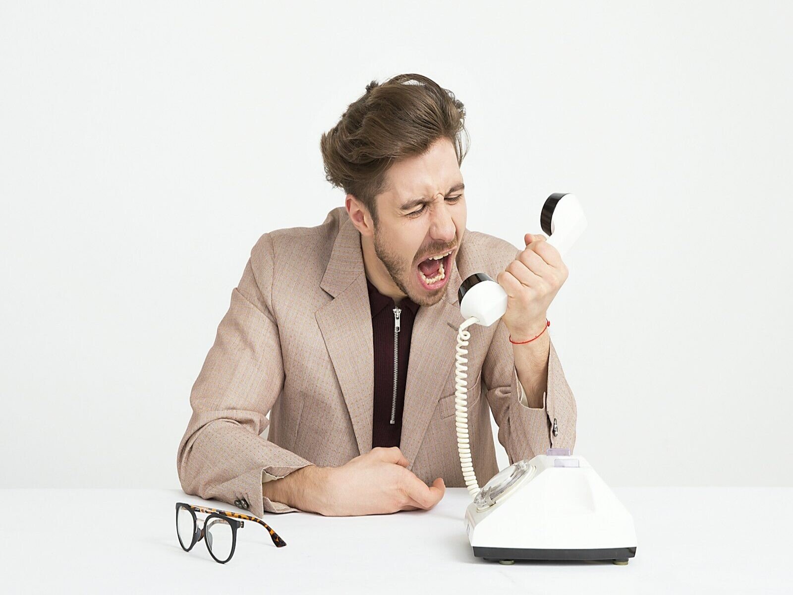el cliente difícil, man holding telephone screaming