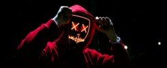Tu empresa no es pequeña para los hackers, man wearing red hoodie