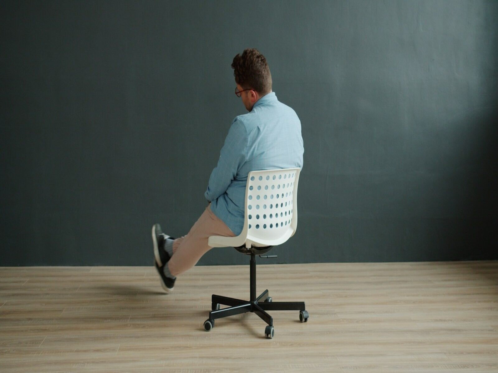 Comunicación interna empresarial, Man sitting on office chair with legs crossed