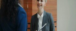 Coaching ejecutivo, Two women in business attire talking