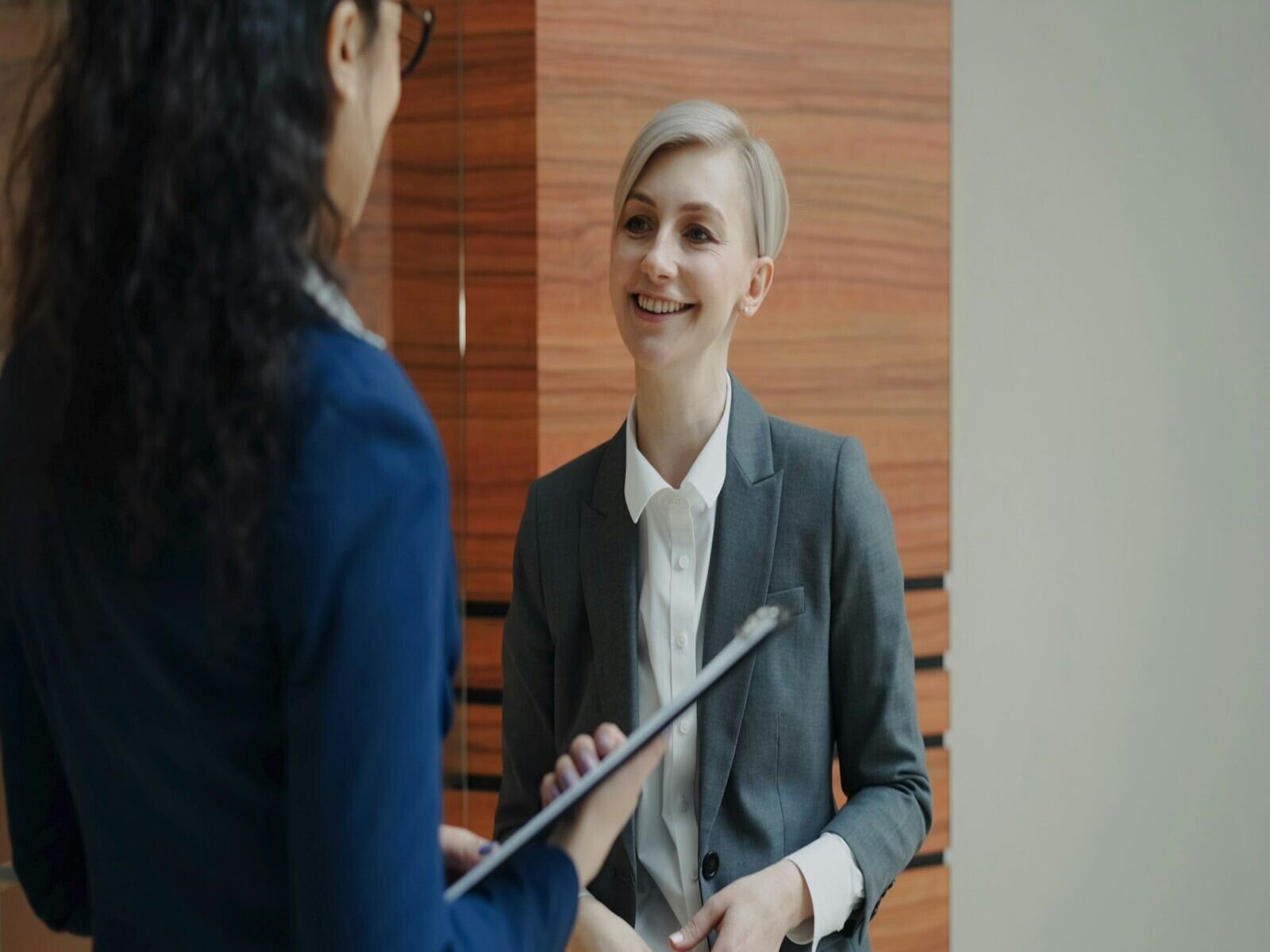 Coaching ejecutivo, Two women in business attire talking