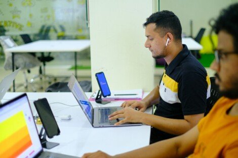 equipos de cómputo, man in black and yellow polo shirt using macbook pro