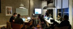 equipos híbridos, people sitting and using laptops