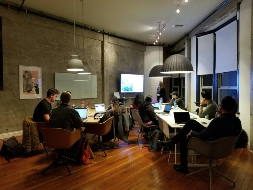 equipos híbridos, people sitting and using laptops